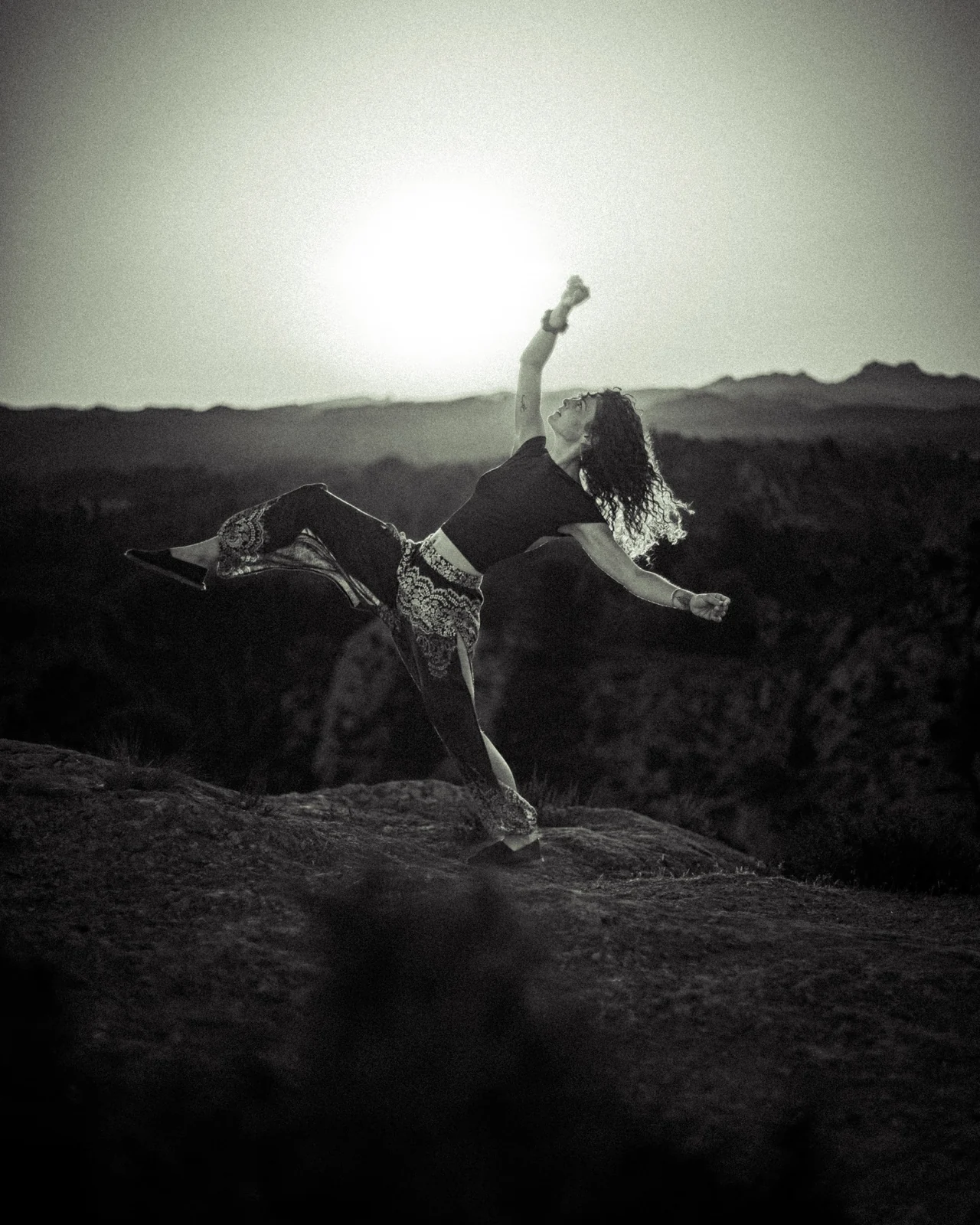Un mouvement dansé sur les rochers, en contre-jour.